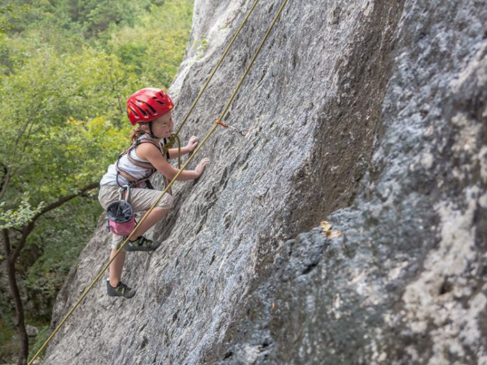 Im Garda Trentino ist das Klettern für alle möglich, einschließlich Familien! Outdoor Sommer  