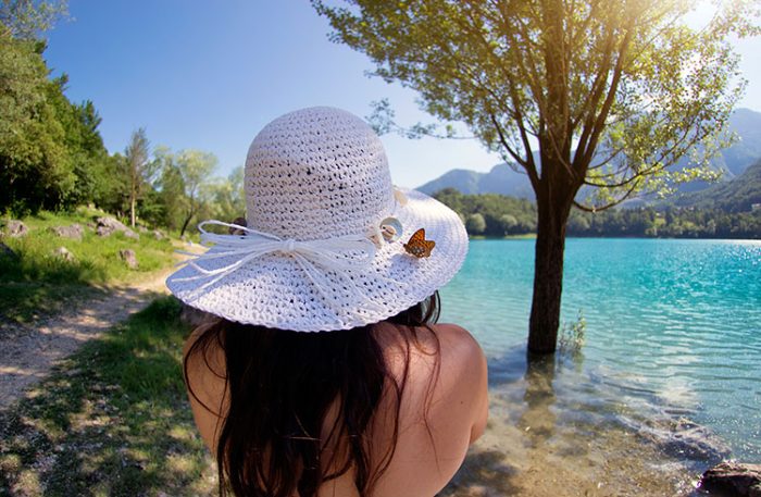 Strandleben: Bücher, Spiele, Sommerbräune und dabei den Gardasee in Trentino bewundern Sommer Tipps  