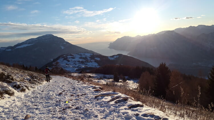 Trekking e ciaspole sul lago di Garda: quando la neve rende ancor più magico lo sport outdoor Inverno Outdoor  