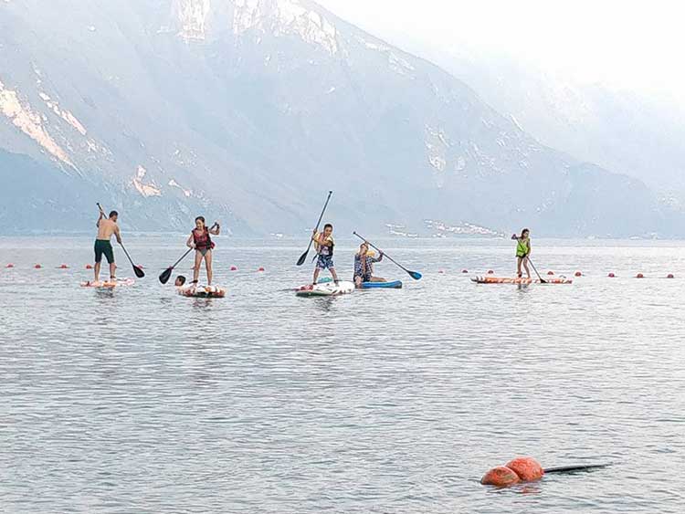 Wassersport: Ein Kopfsprung ins Blaue des Garda Trentino für die ganze Familie Family Sommer  