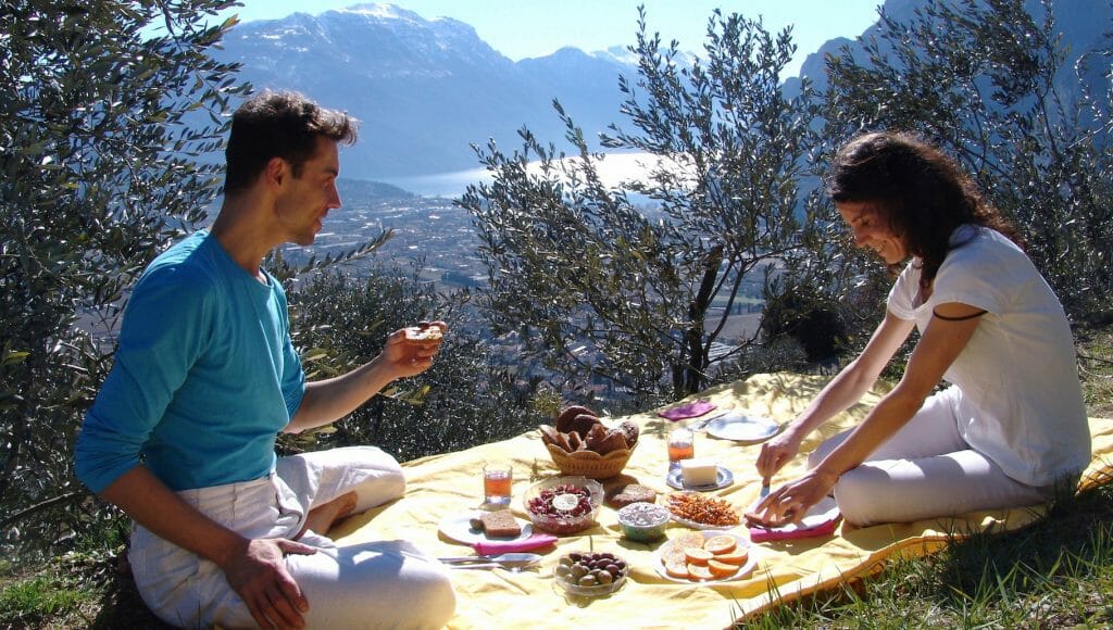 Picknick am Gardasee Trentino: leckeres Essen und atemberaubende Aussichten. Am Beliebtesten Frühling Tipps  