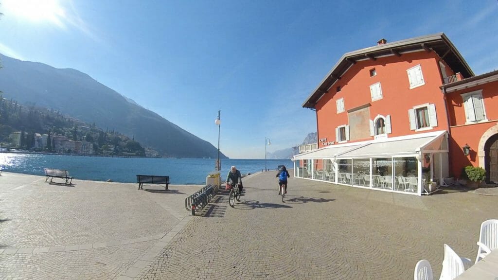 Bici e traghetto: il binomio perfetto per scoprire il Lago di Garda Trentino Consigli Estate Più letti  