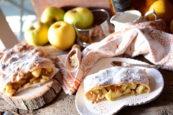 APPLE STRUDEL: THE SWEET WITH THE DOLOMITES IN ITS HEART Food and wine Recipes  