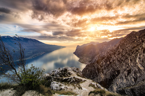 Wintersonnenuntergänge: wo man sie im Garda Trentino bewundern und fotografieren kann Tipps  